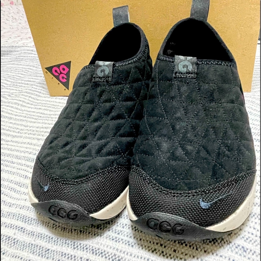 Nike Womens ACG leather sneakers